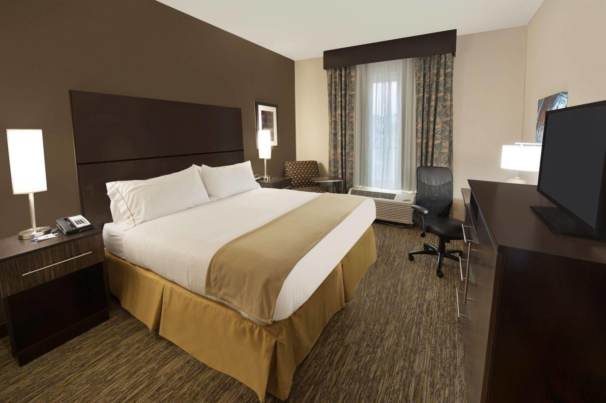 Holiday Inn Express Fredericksburg - Southpoint By Ihg Exterior foto